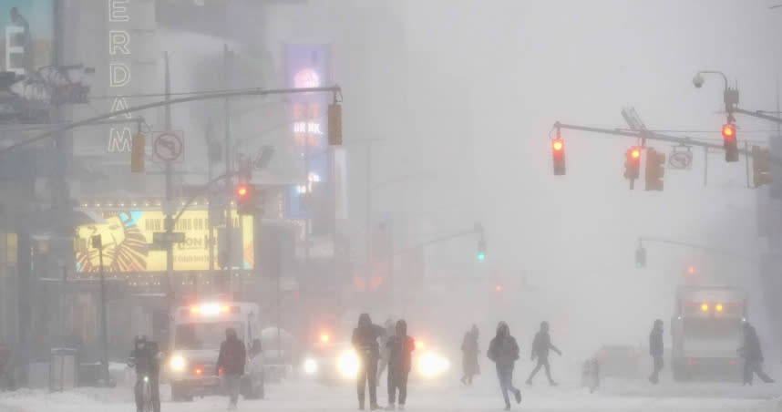 美國東岸遭遇嚴重暴風雪。（圖／達志／美聯社）