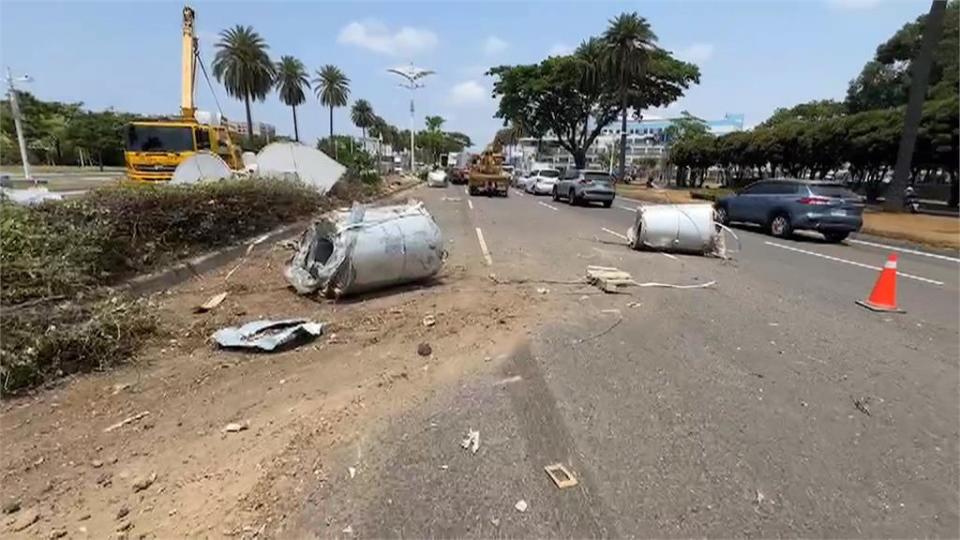 拖板車一時搶快釀禍　車上6鋼捲「甩飛」分隔島如遭砲彈轟炸