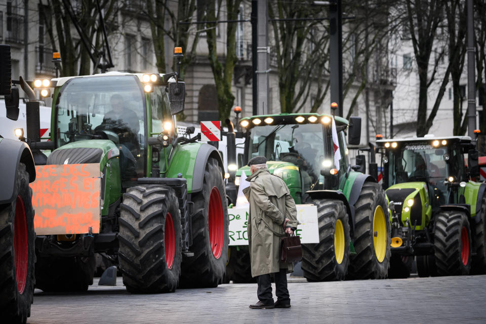 Des agriculteurs manifestent dans le centre-ville de Nantes le 25 janvier 2024. Les agriculteurs vont continuer à montrer leur colère vendredi 26 janvier.