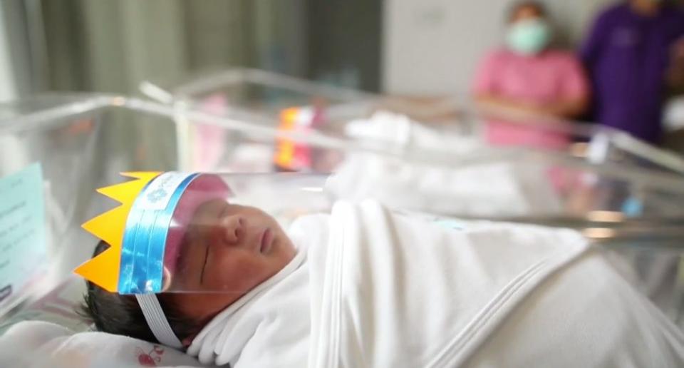 A baby looking royally sweet in a&nbsp;a hospital in Samut Prakan, Thailand . (Photo: <a href="https://www.youtube.com/watch?v=G3JJ9a3aW68" target="_blank">Screenshot / New York Post</a>)