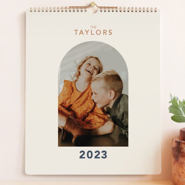 32) Ovalon Photo Calendar