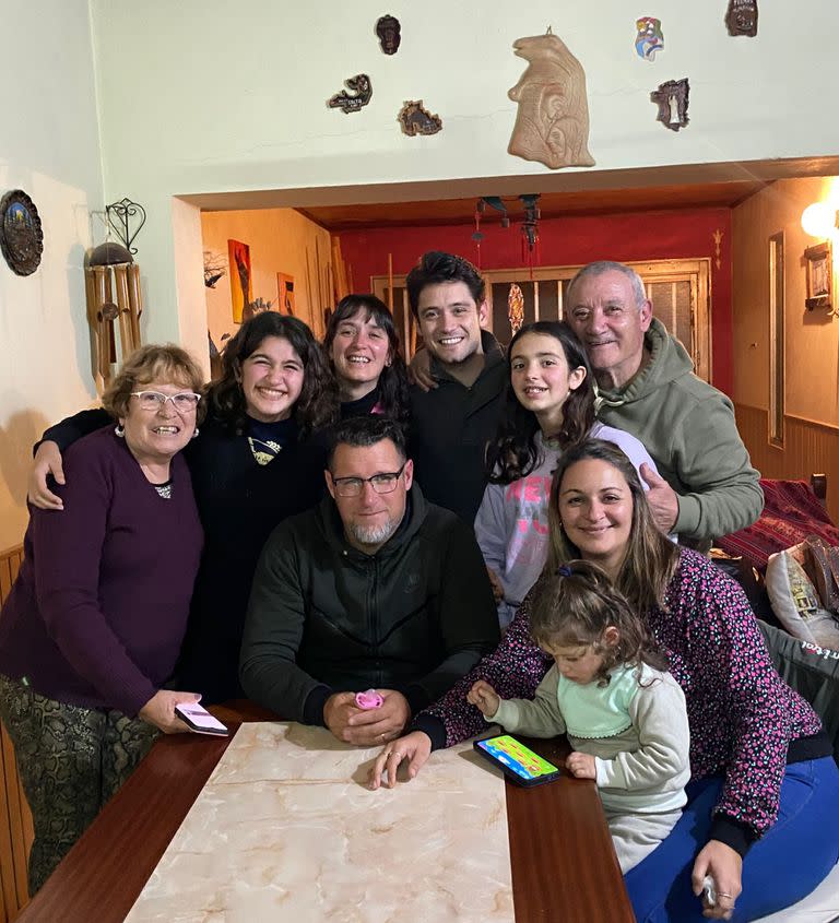 La foto más valiosa del álbum personal del bailarín  Lucas Erni: con su familia en Santa Fe, durante el reencuentro de hace pocos meses, en sus últimas vacaciones