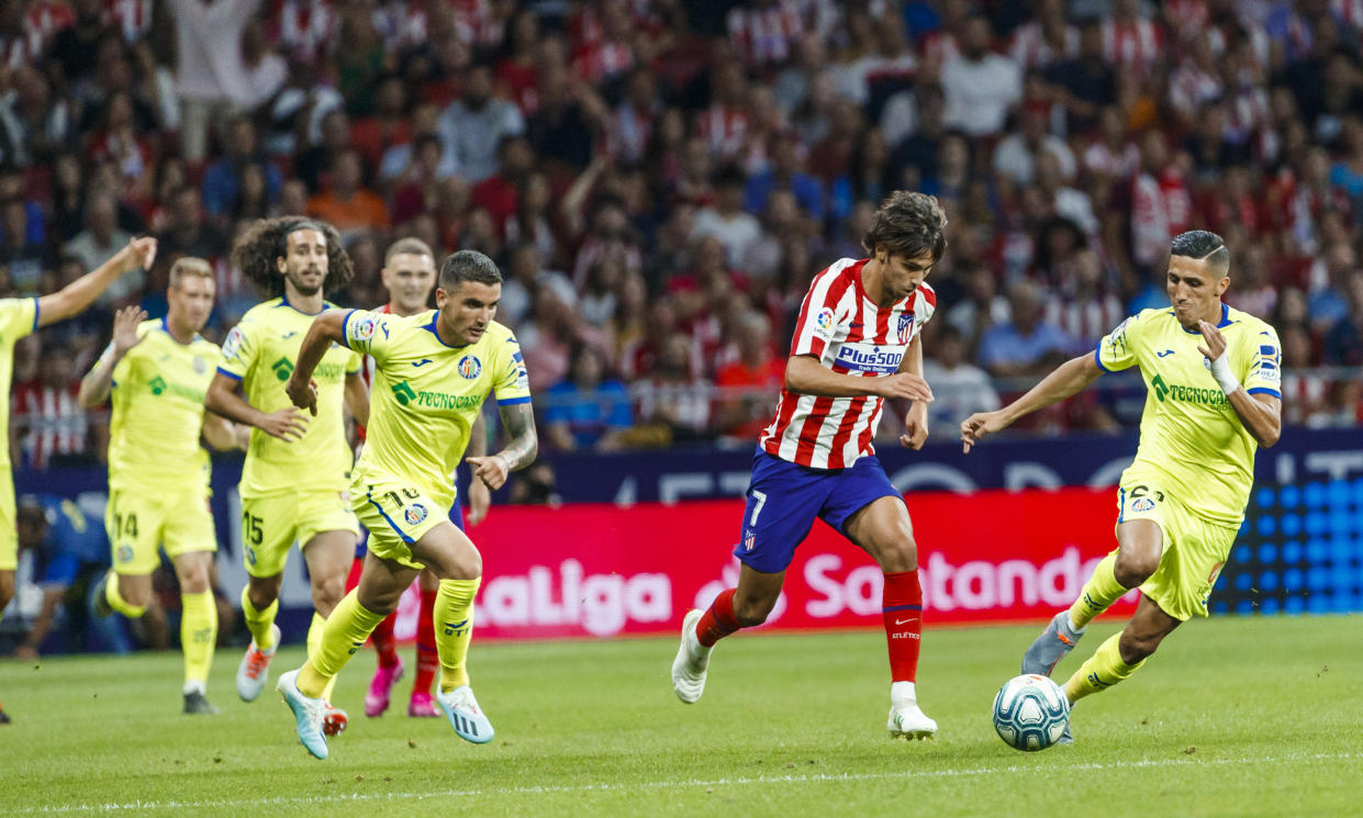 MADRID, SPAIN - AUGUST 18: Joao Felix supera a sus rivales (Photo by TF-Images/Getty Images)