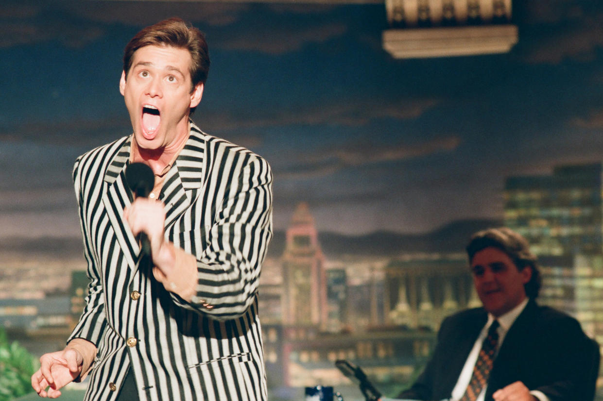 THE TONIGHT SHOW WITH JAY LENO -- Episode 512 -- Pictured: (l-r) Actor Jim Carrey sings as host Jay Leno watches on August 04, 1994-- (Photo by: Margaret Norton/NBCU Photo Bank/NBCUniversal via Getty Images via Getty Images)