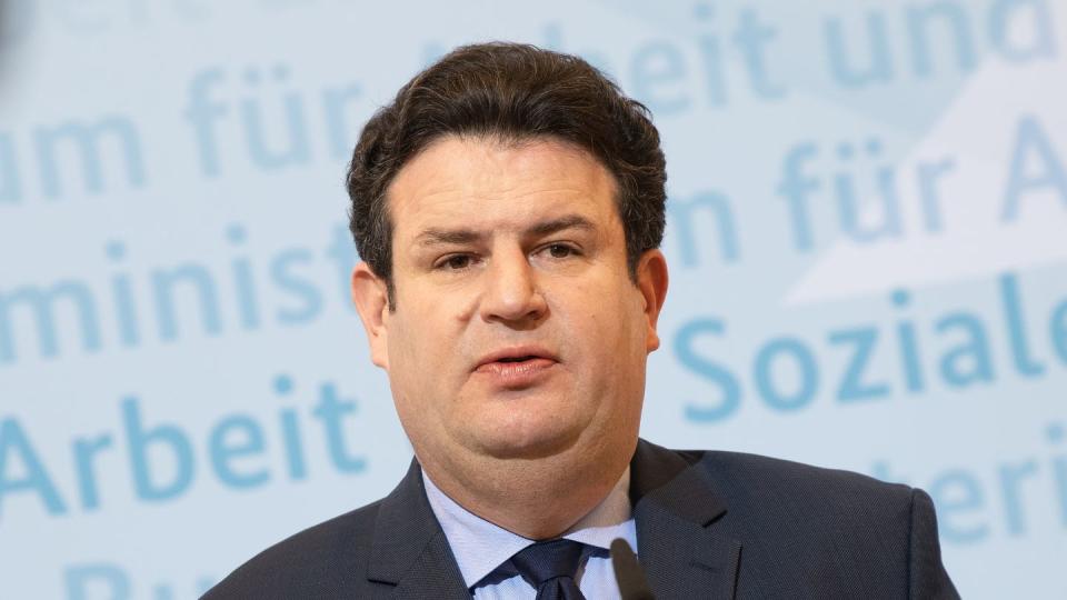 Bundesarbeitsminister Hubertus Heil (SPD) will mit Prämien auch in der anhaltenden Krise einen hohen Ausbildungsstand in den Betrieben sichern.