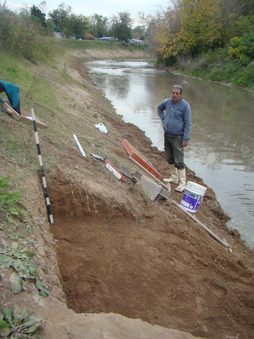 El paleontólogo Guillermo Jofré, en la excavación donde extrajo los restos fósiles del gliptodonte; fueron hallados de manera fortuita, por operarios que trabajaban en la barranca del Río Reconquista, Merlo