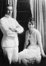 Dwight Eisenhower y Mamie Geneva Doud Esta es una de las imágenes más icónicas del presidente Dwight D. Eisenhower y su esposa, Mamie. Se casaron en 1916 en casa de los padres de Mamie en Colorado tras comprometerse en matrimonio el 14 de febrero (día de San Valentín) Para sellar su amor, Dwight le regaló a Mamie un anillo similar al suyo de West Point.