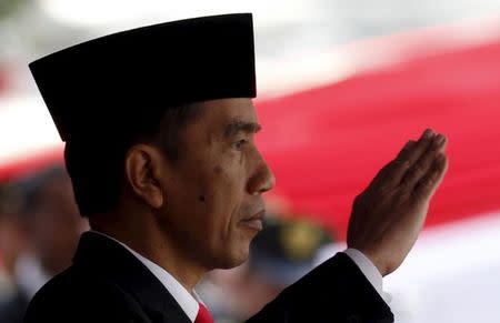 Indonesian President Joko Widodo salutes during celebrations for Indonesia's 70th Independence Day at the Presidential Palace in Jakarta, August 17, 2015. REUTERS/Beawiharta