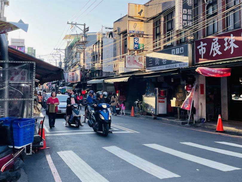 北市士林區許多機車族，但部分路口可以直接左轉，部分路口卻要待轉，時常令用路人搞不清楚。（圖／中國時報吳康瑋攝）