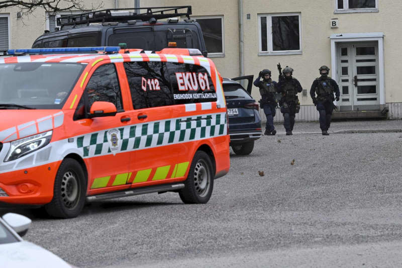 Police officers swiftly responded to the scene at Viertola comprehensive school, where a shooting on Tuesday morning left three minors injured. Following the incident, authorities apprehended a suspect, also a minor. Markku Ulander/Lehtikuva/dpa