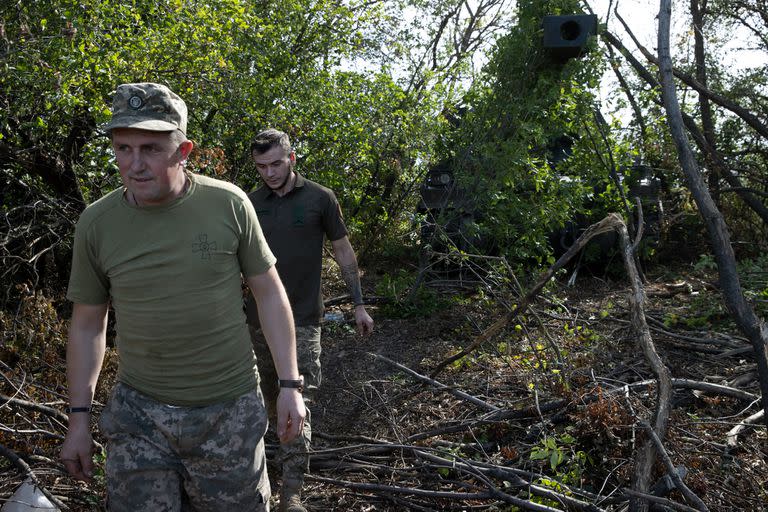 Los soldados ucranianos operan un obús ruso capturado en la región de Donetsk de Ucrania el 24 de agosto de 2022.