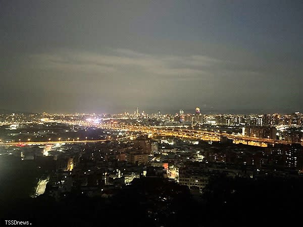 夜晚賞閃爍的燈火夜景。<br /><br />（圖：新北市景觀處提供）