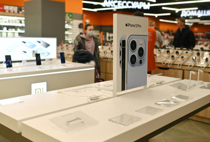 A view shows the empty showcase of Apple products at an electronics store in Omsk, Russia March 2, 2022. REUTERS/Alexey Malgavko