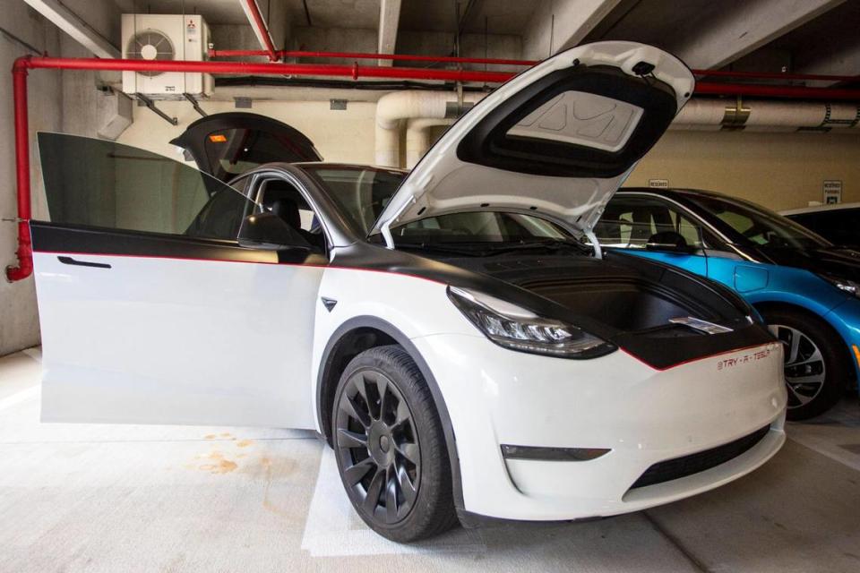 Un SUV Tesla estacionado junto a las nuevas estaciones de carga para vehículos eléctricos en la propiedad del Condado Miami-Dade en el Garaje West Lot del condado, en 220 NW 3rd Street, como parte de su transición hacia un transporte bajo en carbono para combatir el cambio climático en Miami, Florida, el jueves 30 de septiembre de 2021.