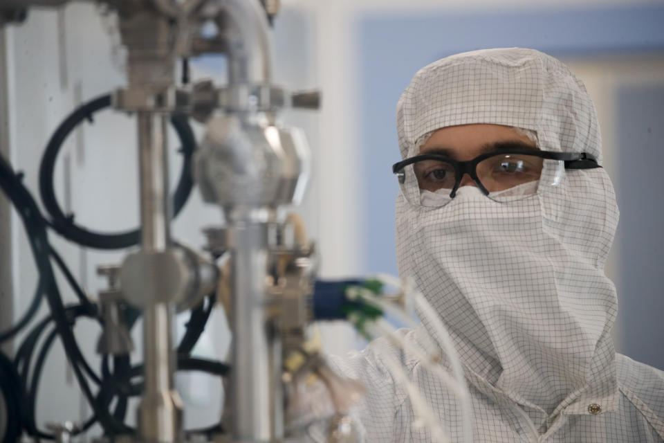 Un técnico de laboratorio trabaja en la compañía biofarmacéutica mAbxience en Garin, Argentina, el viernes 14 de agosto de 2020. (AP Foto/Natacha Pisarenko)