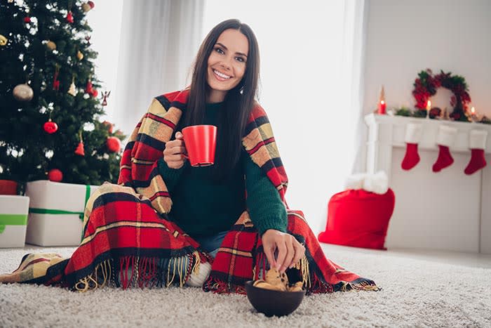 mujer tomando un té en Navidad