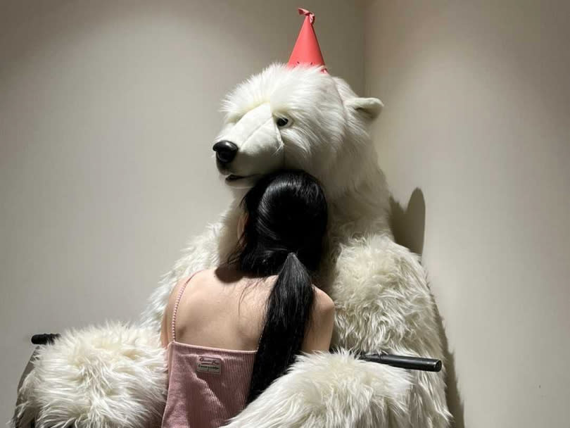 韓韶禧去年看了柳俊烈的攝影展，還整個人埋進了柳俊烈喜歡的北極熊娃娃裡。（圖／翻攝韓韶禧IG）