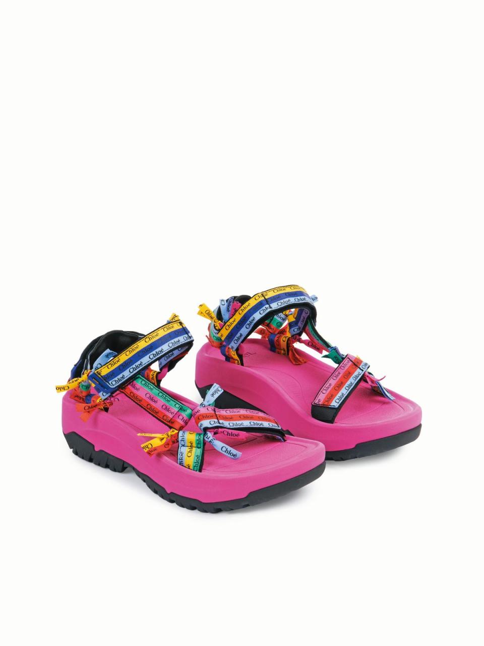 Chloé Teva聯名款彩色粉色涼鞋。NT$17,200
