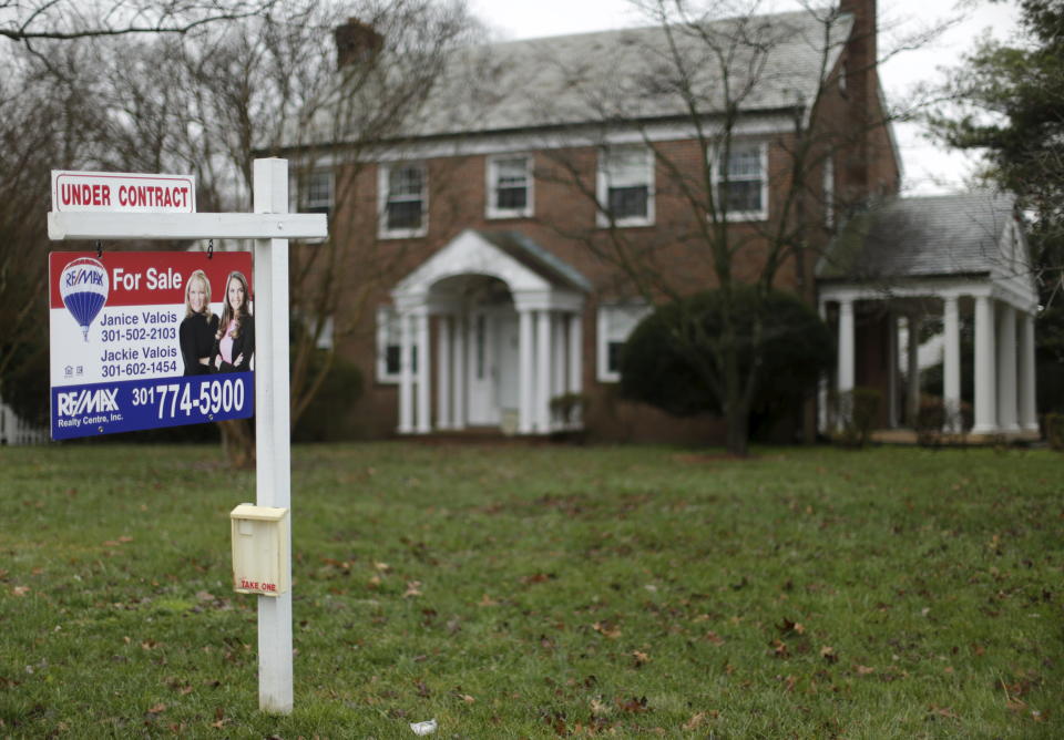 A home for sale that is currently under contract is seen in Silver Spring, Maryland, December 30, 2015. Contracts to buy previously owned U.S. homes fell in November for the third time in four months, a signal that growth in the U.S. housing market could be cooling. The National Association of Realtors (NAR) said on Wednesday its pending home sales index slipped 0.9 percent to 106.9.      REUTERS/Gary Cameron    