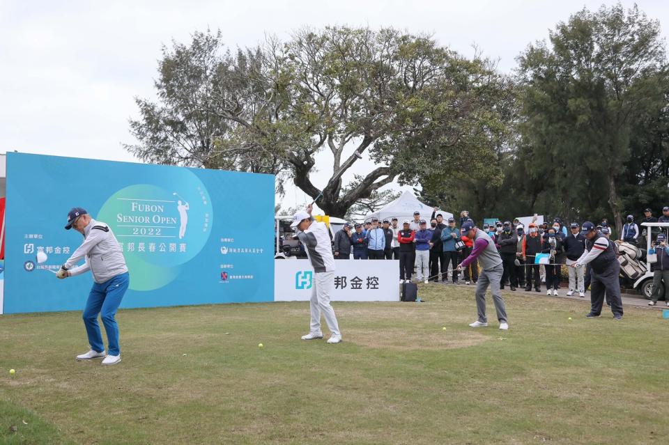富邦集團董事長蔡明忠(左2)台灣高爾夫俱樂部會長陳彥豪(左1)國寶級長春老將謝敏男(右2)與TSPGA台灣長春職業高爾夫協會理事長張德雄(右1)為2022富邦長春公開賽進行開球儀式。大會提供