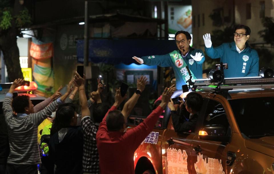 陳其邁(右一)首次陪李昆澤(右二)進行車隊掃街。   圖：李昆澤競總/提供