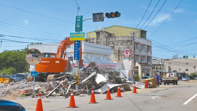 員林市山腳路林厝派出所前交叉路口是交通要道，道路中間的釘子戶成為交通瓶頸，影響行車視線，近年來事故頻傳，本月開拆之後，預計9月動工進行道路改善工程。（謝瓊雲攝）