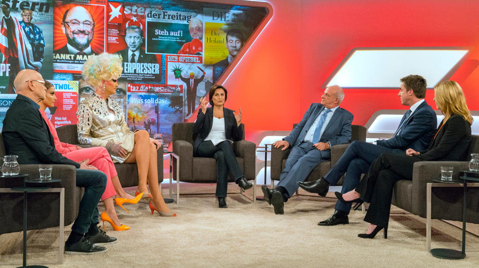 Die Gäste bei Maischberger (v.l.): Günter Wallraff, Sophia Thomalla, Olivia Jones, Peter Hahne, Markus Feldenkirchen und Astrid Frohloff. (Bild: WDR/Max Kohr)