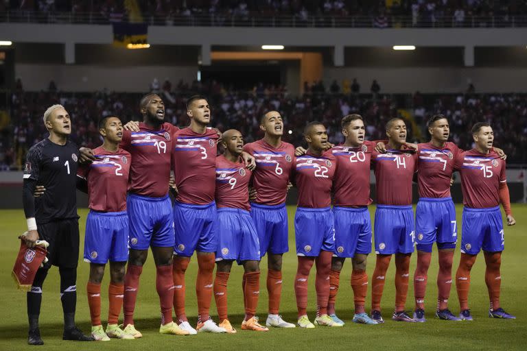 ARCHIVO - Los jugadores de Costa Rica cantan el himno nacional previo al partido contra Estados Unidos por las eliminatorias del Mundial, el 30 de marzo de 2022. (AP Foto/Moisés Castillo)