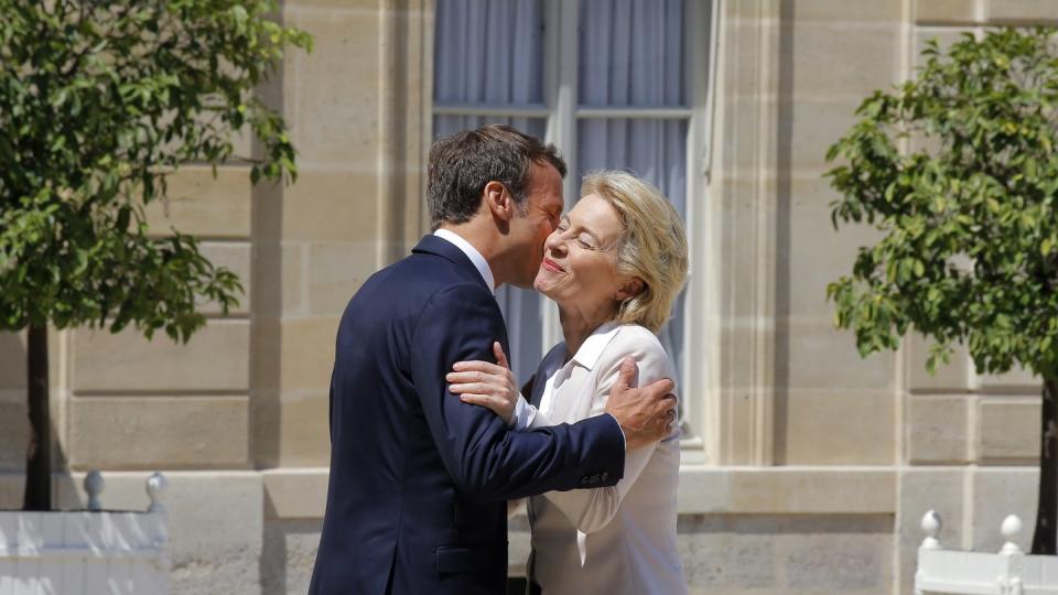 Er hatte sich für sie stark gemacht: Frankreichs Präsident Emmanuel Macron begrüßt die neue EU-Kommissionschefin Ursula von der Leyen vor ihrem gemeinsamen Mittagessen im Elysee-Palast. Foto: Michel Euler/AP