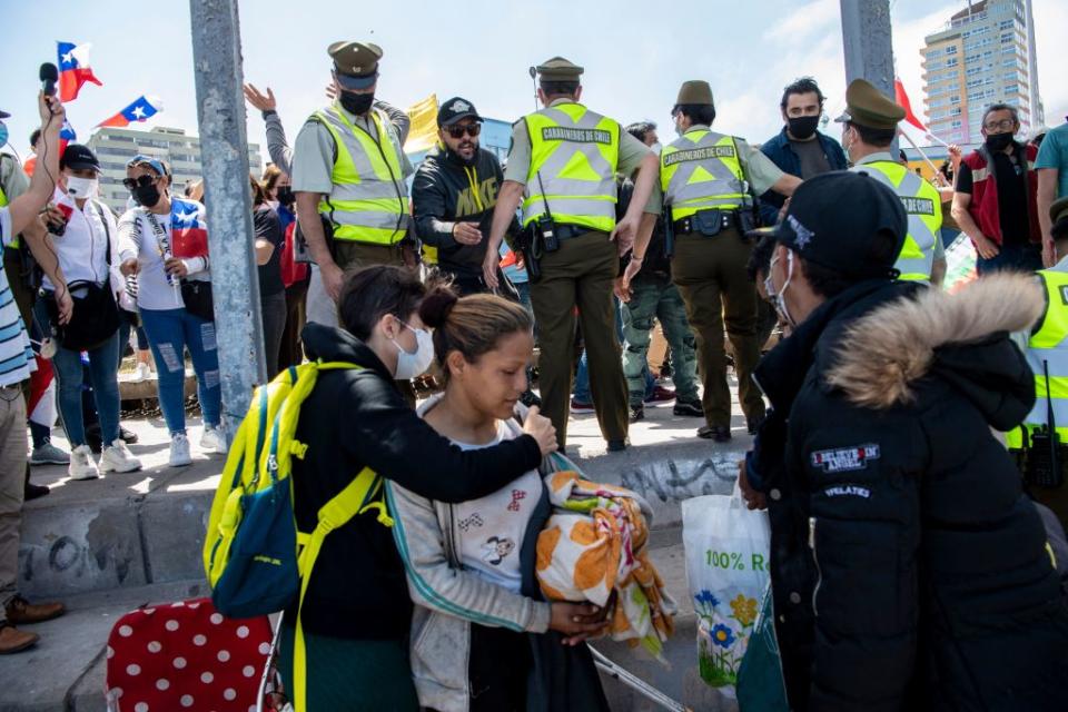 Policia desalojando migrantes