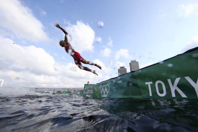 Un atleta compite en la etapa de natación del triatlón individual masculino en los Juegos Olímpicos de Verano de 2020, el lunes 26 de julio de 2021, en Tokio.