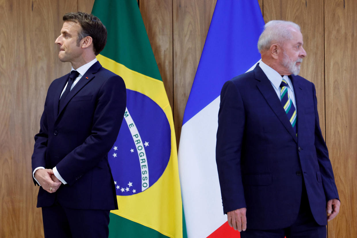 Le président brésilien Luiz Inacio Lula da Silva (à droite) et le président français Emmanuel Macron (à gauche) lors de la cérémonie de signature de l’accord bilatéral au palais du Planalto à Brasilia, le 28 mars 2024.