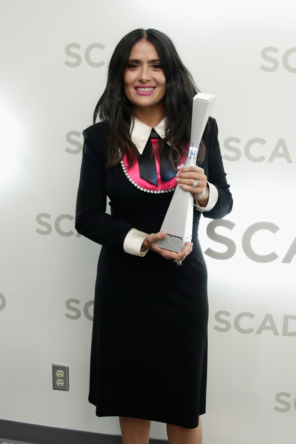 <p>Este fue el vestidito de Salma Hayek que dividió opiniones, pues muchos la compararon con una institutriz durante su paso por el festival de cine SCAD Savannah, en Georgia </p>