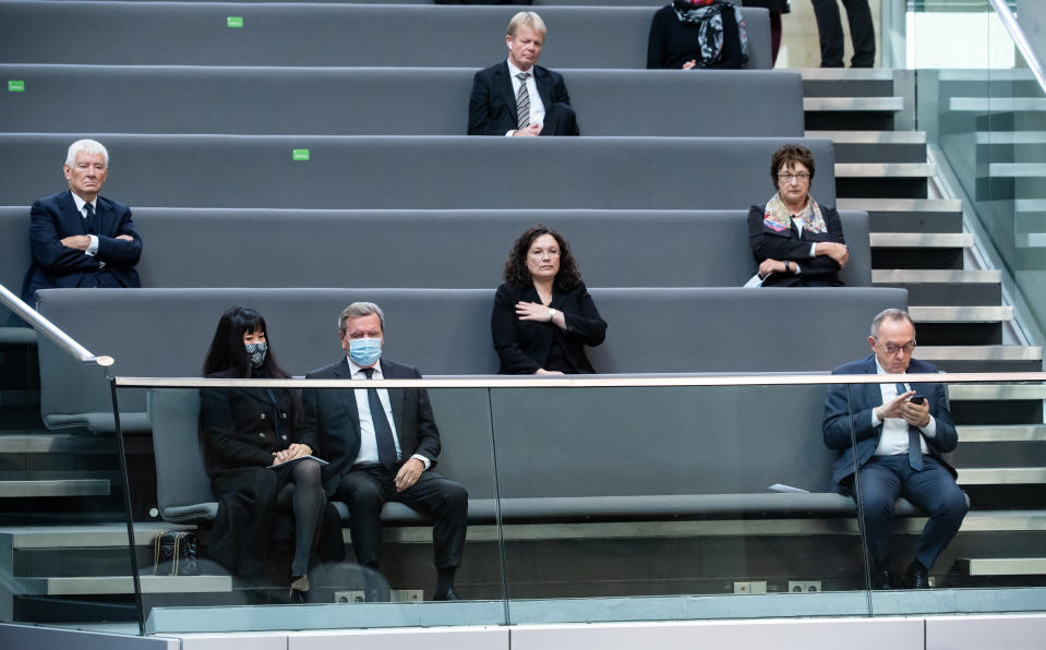 Otto Schily (l-r,) Soyeon Schröder-Kim, Gerhard Schröder, Andrea Nahles, Reiner Hoffmann, Brigitte Zypries und Norbert Walter-Borjans auf der Tribüne des Bundestags (Bild: Bernd von Jutrczenka/dpa)