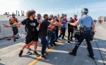 Poco después acudió la Policía y los manifestantes le entregaron al conductor. (Foto: Eric Miller / Reuters).