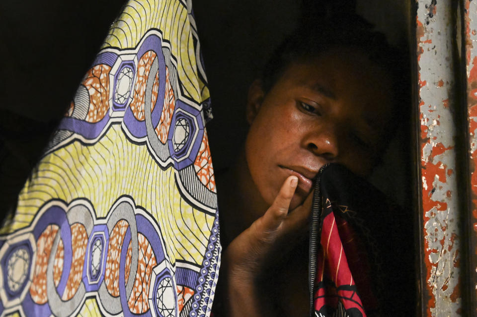 Una mujer afectada por el paso del ciclón Freddy, en un centro para desplazados en Blantyre, Malawi, el 14 de marzo de 2023. (AP Foto/Thoko Chikondi)