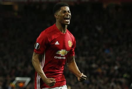 Foto del jueves del delantero del Manchester United Marcus Rashford celebrando tras marcar el gol del triunfo frente al Anderlecht. 20/4/17 Manchester United necesitó el jueves un tanto de Marcus Rashford en el alargue para ganarle 2-1 a Anderlecht en Old Trafford y clasificar a las semifinales de la Liga Europa, aunque los "Diablos Rojos" podrían sufrir la baja de Zlatan Ibrahimovic y el argentino Marcos Rojo por lesiones de rodilla. Reuters / Andrew Yates