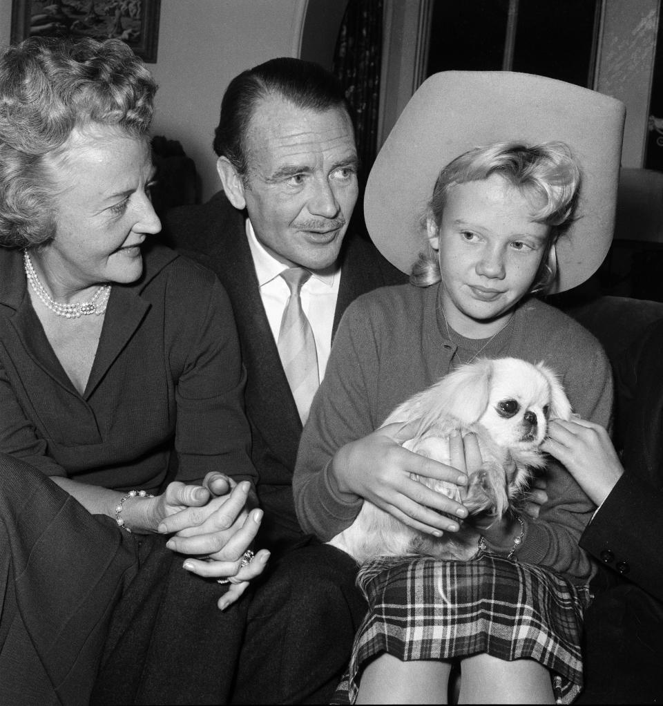 Hayley Mills con sus padres, John y Mary Hayley Bell, el 31 de diciembre de 1959. (Foto de Jones/Mirrorpix/Getty Images)