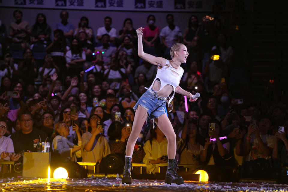 Sammi Cheng Concert｜YT's host Yin Ting Chau and Sammi picks up YT's low-cut suit jacket and the whole audience screams