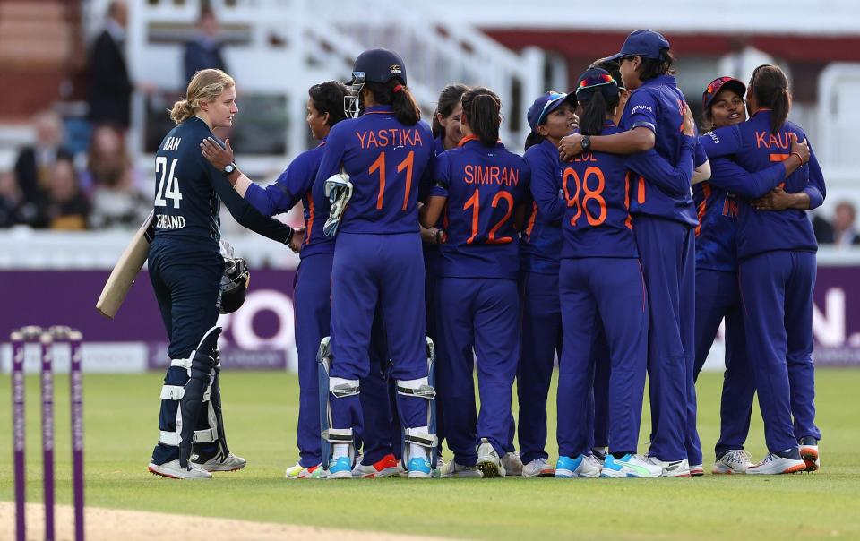 Dean shakes hands with India - Ryan Pierse/Getty Images