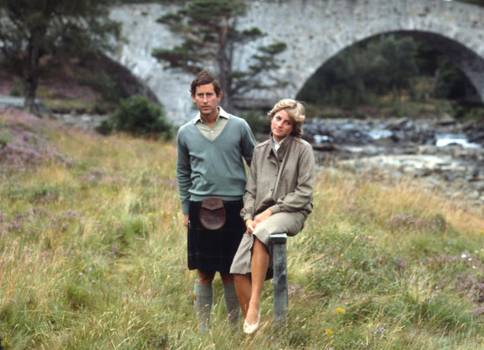 El rey Carlos III y Diana, princesa de Gales, posan para una foto a orillas del río Dee en los terrenos del castillo de Balmoral durante su luna de miel el 19 de agosto de 1981.