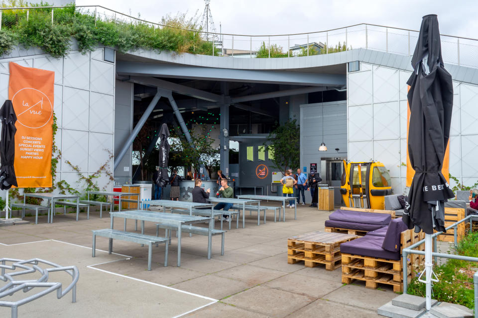 <p>El complejo también ofrece la cafetería Amager Bakke para que los visitantes puedan sentarse a descansar y disfrutar de las pistas mientras disfrutan de bebidas y apetitivos.</p> <p>(Getty Images)</p> 