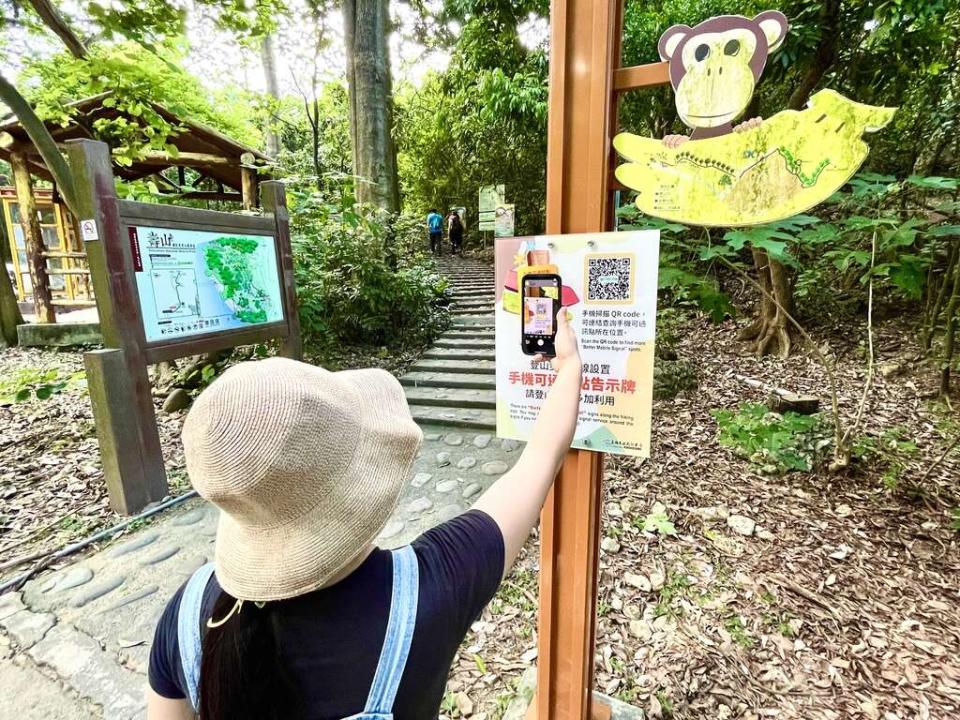 高雄市觀光局與國家自然公園管理處攜手合作，在壽山主要登山步道加強通訊，強化壽山通訊及打卡通話，讓登山體驗更為安全。（記者吳文欽攝）