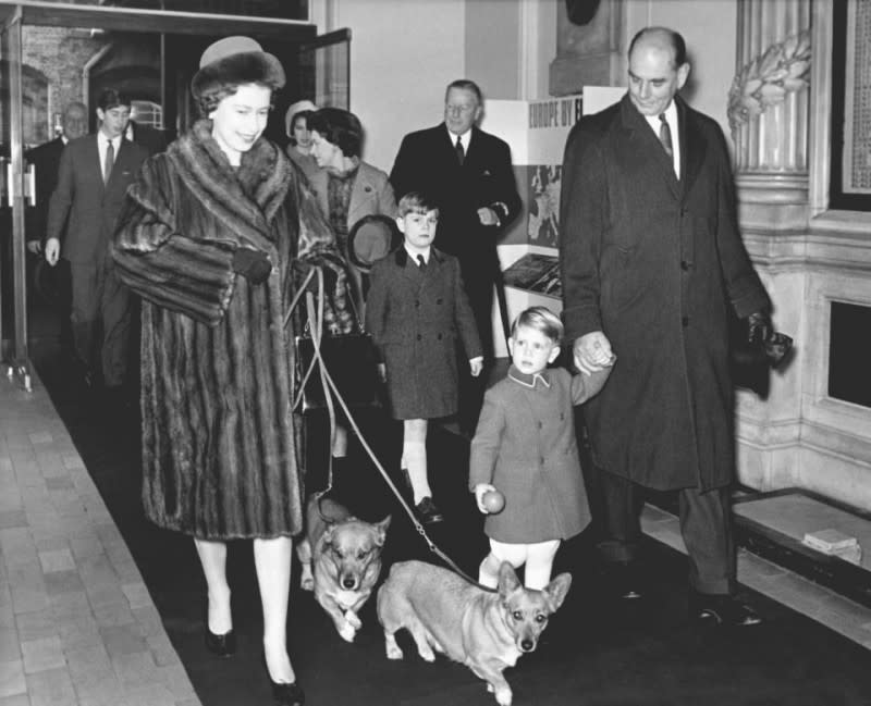 英國女王伊莉莎白二世與她的柯基犬（美聯社）