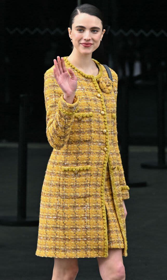 La actriz Margaret Qualley disfrutó de la presentación de la colección de Chanel en la Semana de la Moda de París. Además de ver el desfile en primera fila, la artista lució un clásico traje en tweed amarillo de la marca