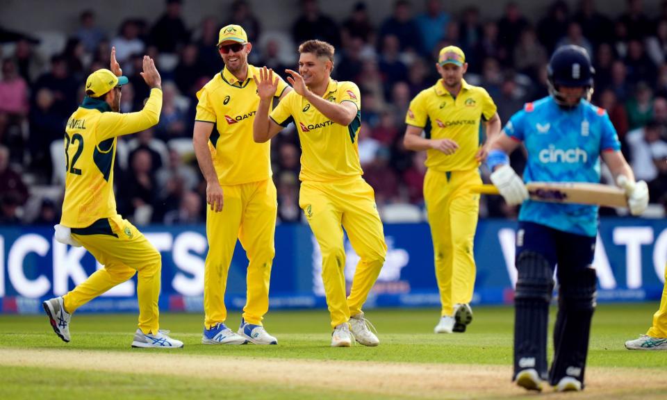 <span>Aaron Hardie takes the plaudits after his brilliant diving catch off his own bowling puts an end to Ben Duckett’s innings.</span><span>Photograph: Danny Lawson/PA</span>