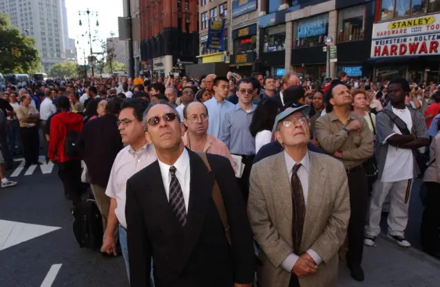 Espectadores mirando hacia arriba mientras el World Trade Center se incendiaba, el 11 de septiembre de 2001 en la ciudad de Nueva York, después de que dos aviones se estrellaran contra las torres gemelas en un presunto ataque terrorista.