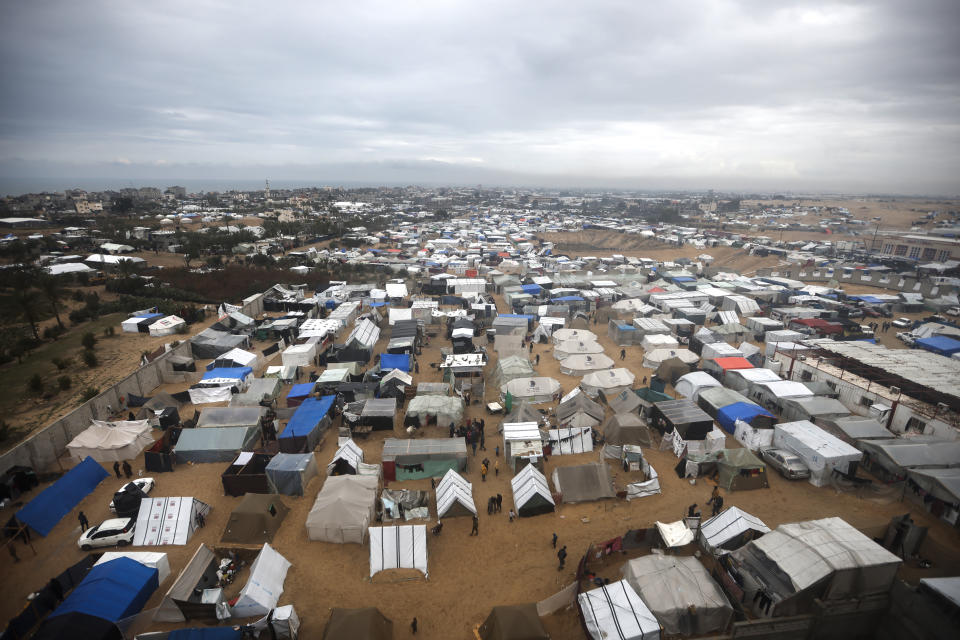 Ein Blick auf ein Zeltlager für Palästinenser, die durch die israelische Bodenoffensive auf den Gazastreifen vertrieben wurden. (Bild: Mohammed Dahman/AP/dpa)