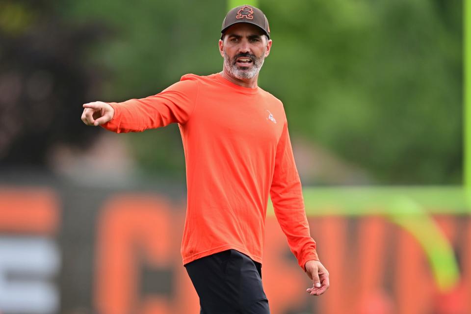 Cleveland Browns head coach Kevin Stefanski gestures during NFL football practice in Berea, Ohio, Tuesday, Aug. 16, 2022. (AP Photo/David Dermer)