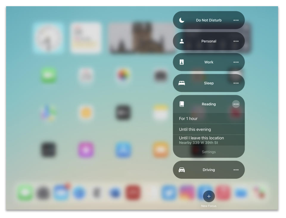 En iOS 15, la función Concentración brinda más que solo el modo básico de No molestar para limitar tus interrupciones y puedes elegir con rapidez una de las selecciones preconfiguradas del Centro de control. (Apple vía The New York Times)